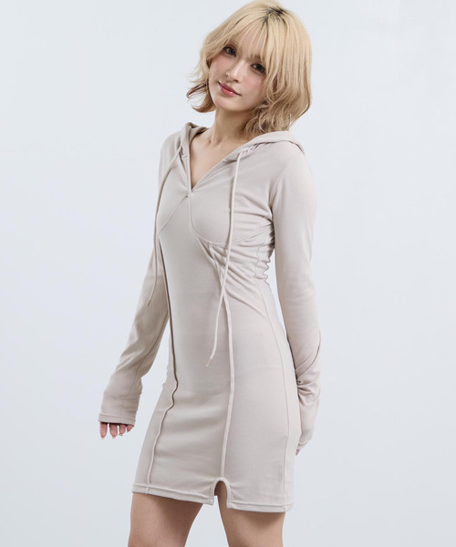 ANAP(アナップ)の「フード付 もちぴたワンピース(ワンピース・レディース・ブラック/ベージュ/グレー・F)」の4枚目の写真