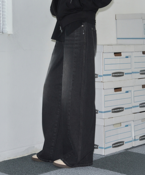 LEATHERY（レザリー）の「ローレイズワイドデニムパンツ[ブラック]（デニムパンツ・レディース・その他・S/M）」の2枚目の写真