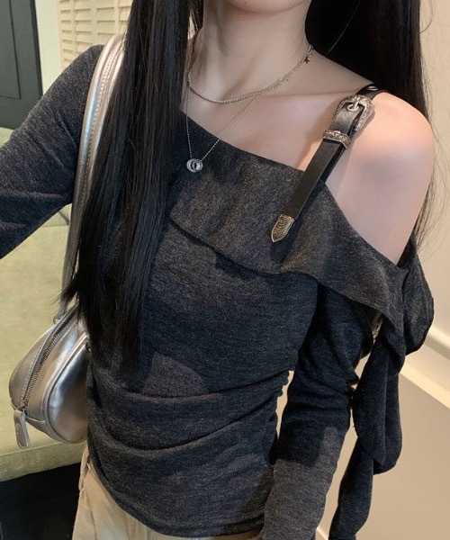 Alvia(アルビア)の「オフショルダー フリル袖トップス(Tシャツ/カットソー・レディース・ベージュ/ダークグレー・M)」の1枚目の写真