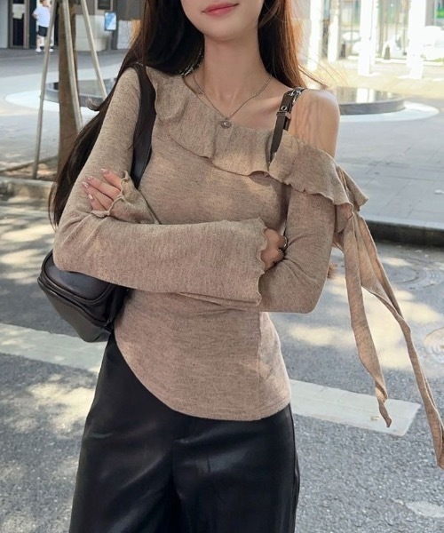 Alvia(アルビア)の「オフショルダー フリル袖トップス(Tシャツ/カットソー・レディース・ベージュ/ダークグレー・M)」の5枚目の写真