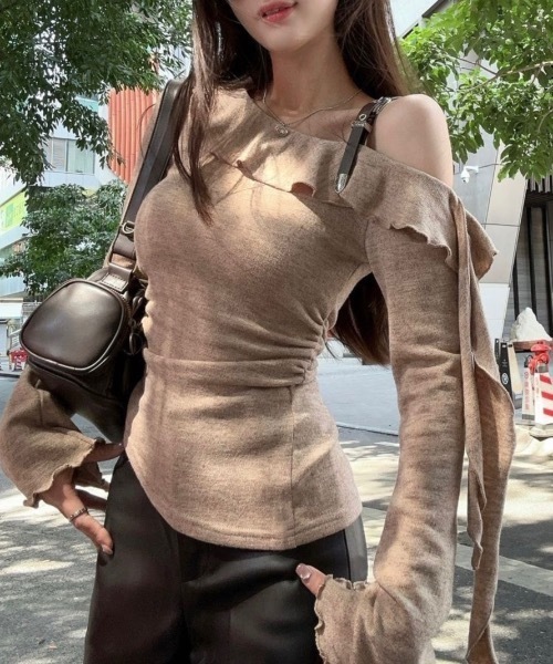 Alvia(アルビア)の「オフショルダー フリル袖トップス(Tシャツ/カットソー・レディース・ベージュ/ダークグレー・M)」の4枚目の写真