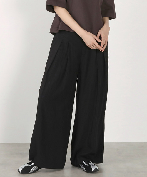 LOGEMENT DE CLAIRE(ロジュモンドクレール)の「タックストレートパンツ(その他パンツ・レディース・ライトベージュ/カーキ/ブラック・3/4/2)」の2枚目の写真