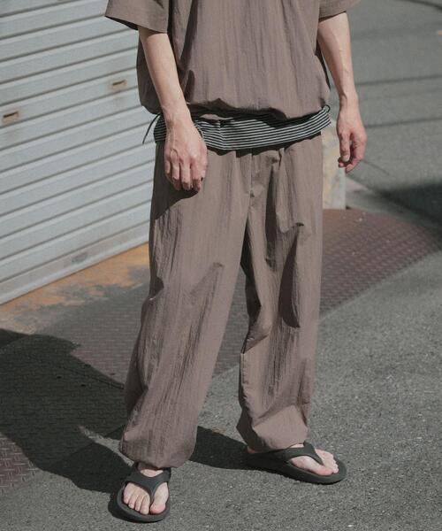 ITEMS URBANRESEARCH(アイテムズ アーバンリサーチ)の「『接触冷感/撥水/イージーケア/UVカット』タスランナイロンイージージョグパンツ(その他パンツ・メンズ・ブラック/ベージュ系その他/チャコールグレー・MEDIUM/LARGE)」の3枚目の写真