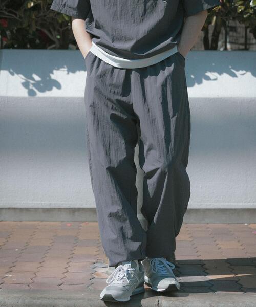 ITEMS URBANRESEARCH(アイテムズ アーバンリサーチ)の「『接触冷感/撥水/イージーケア/UVカット』タスランナイロンイージージョグパンツ(その他パンツ・メンズ・ブラック/ベージュ系その他/チャコールグレー・MEDIUM/LARGE)」の2枚目の写真