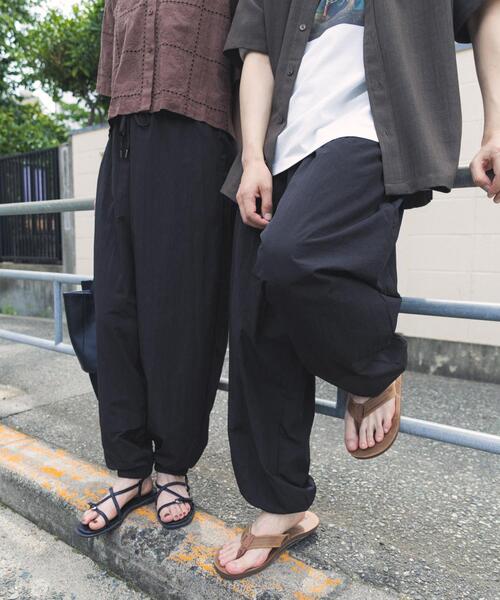 ITEMS URBANRESEARCH（アイテムズ アーバンリサーチ）の「『接触冷感/撥水/イージーケア/UVカット』タスランナイロンイージージョグパンツ（その他パンツ・メンズ・ブラック/ベージュ系その他/チャコールグレー・MEDIUM/LARGE）」の4枚目の写真