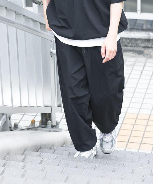 ITEMS URBANRESEARCH（アイテムズ アーバンリサーチ）の「『接触冷感/撥水/イージーケア/UVカット』タスランナイロンイージージョグパンツ（その他パンツ・メンズ・ブラック/ベージュ系その他/チャコールグレー・MEDIUM/LARGE）」の6枚目の写真