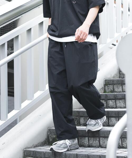 ITEMS URBANRESEARCH（アイテムズ アーバンリサーチ）の「『接触冷感/撥水/イージーケア/UVカット』タスランナイロンイージージョグパンツ（その他パンツ・メンズ・ブラック/ベージュ系その他/チャコールグレー・MEDIUM/LARGE）」の8枚目の写真