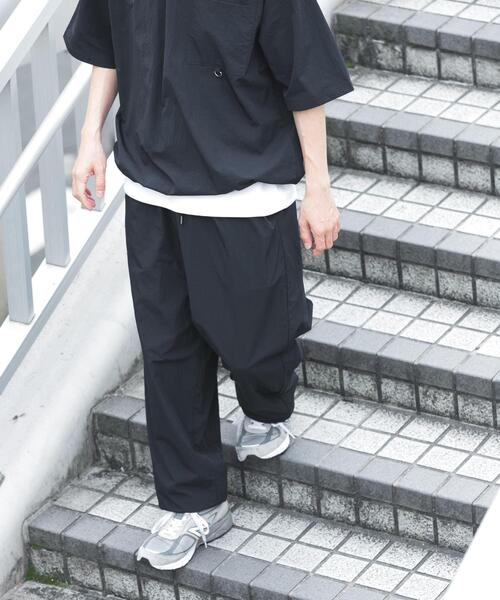 ITEMS URBANRESEARCH（アイテムズ アーバンリサーチ）の「『接触冷感/撥水/イージーケア/UVカット』タスランナイロンイージージョグパンツ（その他パンツ・メンズ・ブラック/ベージュ系その他/チャコールグレー・MEDIUM/LARGE）」の11枚目の写真