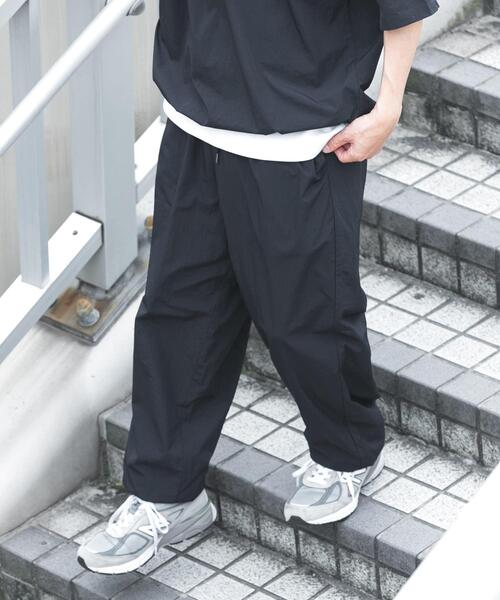 ITEMS URBANRESEARCH（アイテムズ アーバンリサーチ）の「『接触冷感/撥水/イージーケア/UVカット』タスランナイロンイージージョグパンツ（その他パンツ・メンズ・ブラック/ベージュ系その他/チャコールグレー・MEDIUM/LARGE）」の12枚目の写真