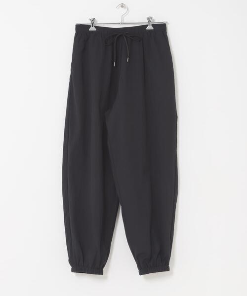 ITEMS URBANRESEARCH（アイテムズ アーバンリサーチ）の「『接触冷感/撥水/イージーケア/UVカット』タスランナイロンイージージョグパンツ（その他パンツ・メンズ・ブラック/ベージュ系その他/チャコールグレー・MEDIUM/LARGE）」の14枚目の写真