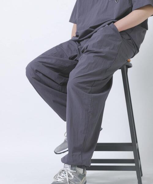 ITEMS URBANRESEARCH(アイテムズ アーバンリサーチ)の「『接触冷感/撥水/イージーケア/UVカット』タスランナイロンイージージョグパンツ(その他パンツ・メンズ・ブラック/ベージュ系その他/チャコールグレー・MEDIUM/LARGE)」の22枚目の写真
