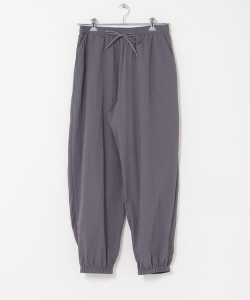 ITEMS URBANRESEARCH(アイテムズ アーバンリサーチ)の「『接触冷感/撥水/イージーケア/UVカット』タスランナイロンイージージョグパンツ(その他パンツ・メンズ・ブラック/ベージュ系その他/チャコールグレー・MEDIUM/LARGE)」の21枚目の写真