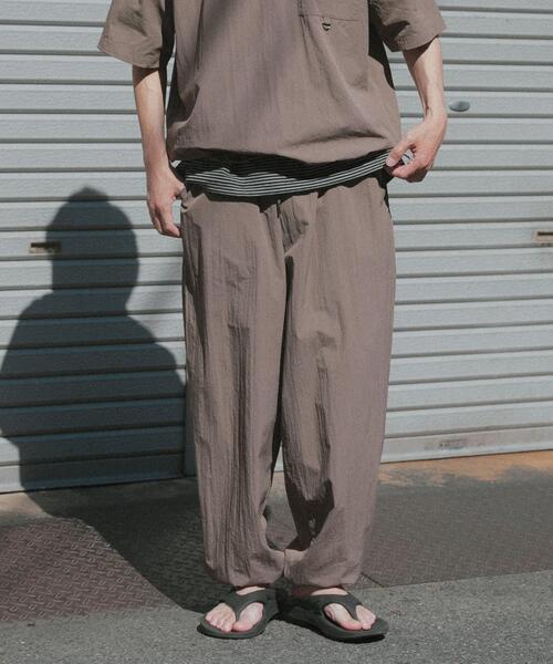 ITEMS URBANRESEARCH(アイテムズ アーバンリサーチ)の「『接触冷感/撥水/イージーケア/UVカット』タスランナイロンイージージョグパンツ(その他パンツ・メンズ・ブラック/ベージュ系その他/チャコールグレー・MEDIUM/LARGE)」の18枚目の写真