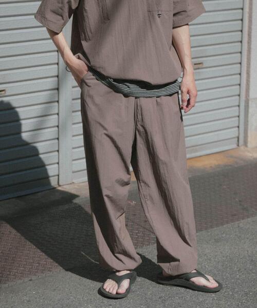ITEMS URBANRESEARCH(アイテムズ アーバンリサーチ)の「『接触冷感/撥水/イージーケア/UVカット』タスランナイロンイージージョグパンツ(その他パンツ・メンズ・ブラック/ベージュ系その他/チャコールグレー・MEDIUM/LARGE)」の17枚目の写真