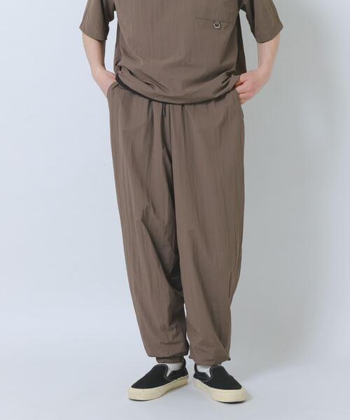ITEMS URBANRESEARCH(アイテムズ アーバンリサーチ)の「『接触冷感/撥水/イージーケア/UVカット』タスランナイロンイージージョグパンツ(その他パンツ・メンズ・ブラック/ベージュ系その他/チャコールグレー・MEDIUM/LARGE)」の15枚目の写真