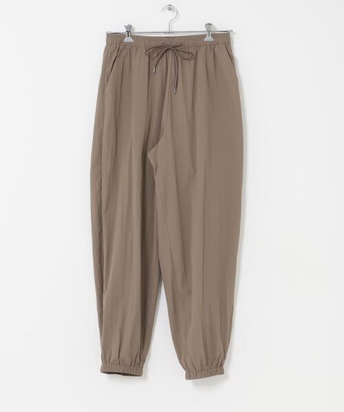 ITEMS URBANRESEARCH(アイテムズ アーバンリサーチ)の「『接触冷感/撥水/イージーケア/UVカット』タスランナイロンイージージョグパンツ(その他パンツ・メンズ・ブラック/ベージュ系その他/チャコールグレー・MEDIUM/LARGE)」の5枚目の写真