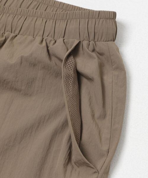 ITEMS URBANRESEARCH(アイテムズ アーバンリサーチ)の「『接触冷感/撥水/イージーケア/UVカット』タスランナイロンイージージョグパンツ(その他パンツ・メンズ・ブラック/ベージュ系その他/チャコールグレー・MEDIUM/LARGE)」の4枚目の写真