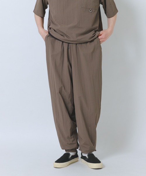 ITEMS URBANRESEARCH（アイテムズ アーバンリサーチ）の「『接触冷感/撥水/イージーケア/UVカット』タスランナイロンイージージョグパンツ（その他パンツ・メンズ・ブラック/ベージュ系その他/チャコールグレー・MEDIUM/LARGE）」の3枚目の写真