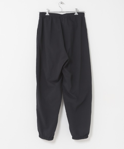 ITEMS URBANRESEARCH（アイテムズ アーバンリサーチ）の「『接触冷感/撥水/イージーケア/UVカット』タスランナイロンイージージョグパンツ（その他パンツ・メンズ・ブラック/ベージュ系その他/チャコールグレー・MEDIUM/LARGE）」の16枚目の写真