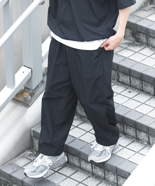 ITEMS URBANRESEARCH（アイテムズ アーバンリサーチ）の「『接触冷感/撥水/イージーケア/UVカット』タスランナイロンイージージョグパンツ（その他パンツ・メンズ・ブラック/ベージュ系その他/チャコールグレー・MEDIUM/LARGE）」の4枚目の写真