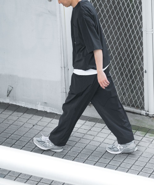 ITEMS URBANRESEARCH（アイテムズ アーバンリサーチ）の「『接触冷感/撥水/イージーケア/UVカット』タスランナイロンイージージョグパンツ（その他パンツ・メンズ・ブラック/ベージュ系その他/チャコールグレー・MEDIUM/LARGE）」の11枚目の写真