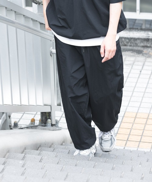 ITEMS URBANRESEARCH（アイテムズ アーバンリサーチ）の「『接触冷感/撥水/イージーケア/UVカット』タスランナイロンイージージョグパンツ（その他パンツ・メンズ・ブラック/ベージュ系その他/チャコールグレー・MEDIUM/LARGE）」の5枚目の写真