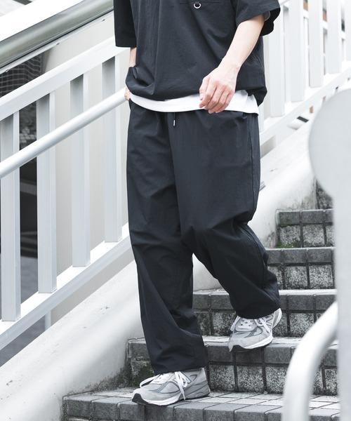 ITEMS URBANRESEARCH（アイテムズ アーバンリサーチ）の「『接触冷感/撥水/イージーケア/UVカット』タスランナイロンイージージョグパンツ（その他パンツ・メンズ・ブラック/ベージュ系その他/チャコールグレー・MEDIUM/LARGE）」の7枚目の写真