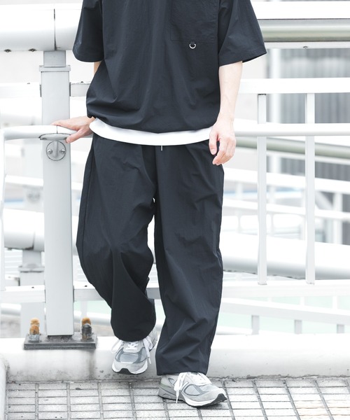 ITEMS URBANRESEARCH（アイテムズ アーバンリサーチ）の「『接触冷感/撥水/イージーケア/UVカット』タスランナイロンイージージョグパンツ（その他パンツ・メンズ・ブラック/ベージュ系その他/チャコールグレー・MEDIUM/LARGE）」の8枚目の写真