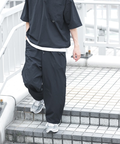 ITEMS URBANRESEARCH（アイテムズ アーバンリサーチ）の「『接触冷感/撥水/イージーケア/UVカット』タスランナイロンイージージョグパンツ（その他パンツ・メンズ・ブラック/ベージュ系その他/チャコールグレー・MEDIUM/LARGE）」の9枚目の写真