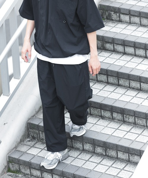 ITEMS URBANRESEARCH（アイテムズ アーバンリサーチ）の「『接触冷感/撥水/イージーケア/UVカット』タスランナイロンイージージョグパンツ（その他パンツ・メンズ・ブラック/ベージュ系その他/チャコールグレー・MEDIUM/LARGE）」の10枚目の写真