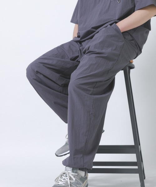 ITEMS URBANRESEARCH（アイテムズ アーバンリサーチ）の「『接触冷感/撥水/イージーケア/UVカット』タスランナイロンイージージョグパンツ（その他パンツ・メンズ・ブラック/ベージュ系その他/チャコールグレー・MEDIUM/LARGE）」の22枚目の写真