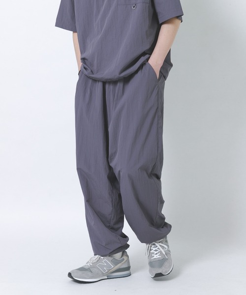 ITEMS URBANRESEARCH（アイテムズ アーバンリサーチ）の「『接触冷感/撥水/イージーケア/UVカット』タスランナイロンイージージョグパンツ（その他パンツ・メンズ・ブラック/ベージュ系その他/チャコールグレー・MEDIUM/LARGE）」の18枚目の写真