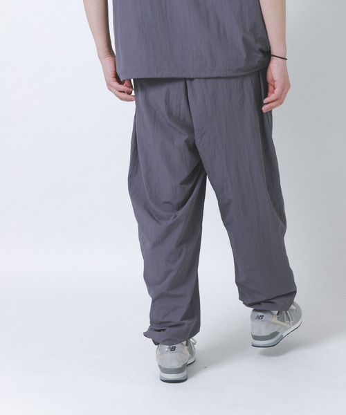 ITEMS URBANRESEARCH（アイテムズ アーバンリサーチ）の「『接触冷感/撥水/イージーケア/UVカット』タスランナイロンイージージョグパンツ（その他パンツ・メンズ・ブラック/ベージュ系その他/チャコールグレー・MEDIUM/LARGE）」の20枚目の写真