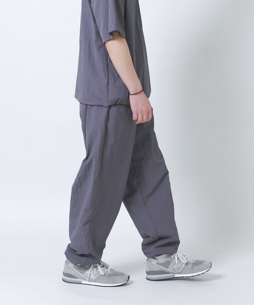 ITEMS URBANRESEARCH（アイテムズ アーバンリサーチ）の「『接触冷感/撥水/イージーケア/UVカット』タスランナイロンイージージョグパンツ（その他パンツ・メンズ・ブラック/ベージュ系その他/チャコールグレー・MEDIUM/LARGE）」の19枚目の写真