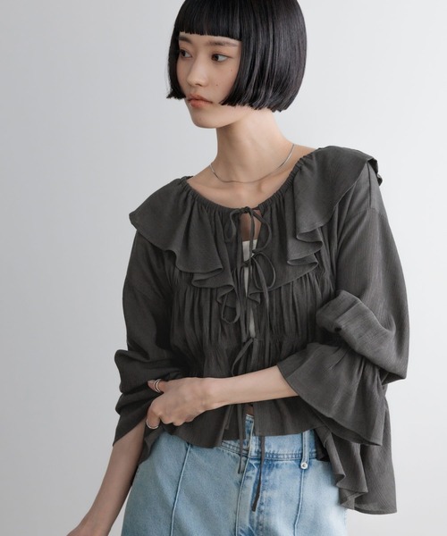 LOWRYS FARM（ローリーズファーム）の「シャーリングフリルブラウス６Ｓ 638501（シャツ/ブラウス・レディース・イエロー/グリーン/グレー/アイボリー・FREE）」の2枚目の写真