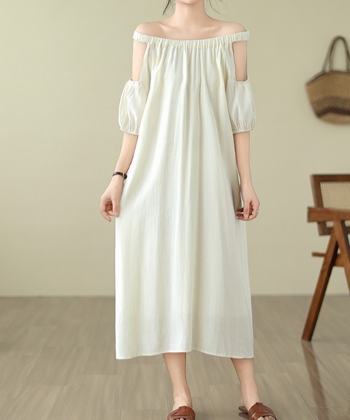 LUCPY(ラクピー)の「オープンショルダーギャザーロングワンピース(ワンピース・レディース・ホワイト/ベージュ・XX-LARGE/X-LARGE/LARGE/MEDIUM)」の1枚目の写真