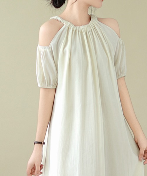 LUCPY(ラクピー)の「オープンショルダーギャザーロングワンピース(ワンピース・レディース・ホワイト/ベージュ・XX-LARGE/X-LARGE/LARGE/MEDIUM)」の4枚目の写真