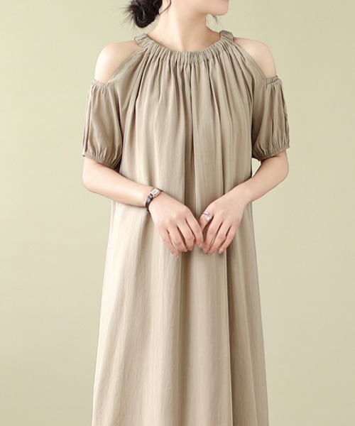 LUCPY(ラクピー)の「オープンショルダーギャザーロングワンピース(ワンピース・レディース・ホワイト/ベージュ・XX-LARGE/X-LARGE/LARGE/MEDIUM)」の6枚目の写真