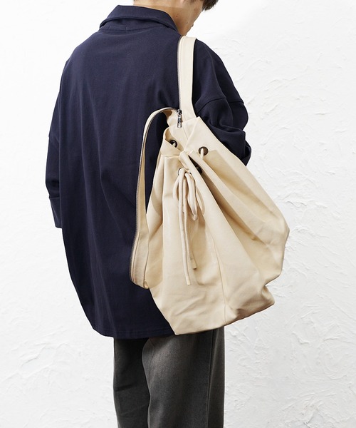 MinoriTY(マイノリティ)の「【MinoriTY】PUレザー2WAYリュック メンズ 春服 夏服 ユニセックス(ボディバッグ/ウエストポーチ・メンズ・ブラック/ベージュ・FREE)」の1枚目の写真