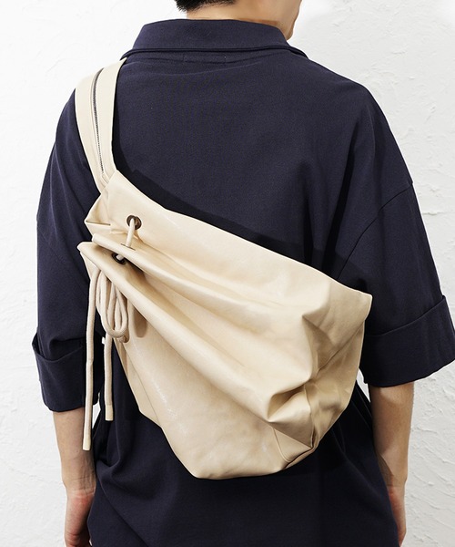 MinoriTY(マイノリティ)の「【MinoriTY】PUレザー2WAYリュック メンズ 春服 夏服 ユニセックス(ボディバッグ/ウエストポーチ・メンズ・ブラック/ベージュ・FREE)」の8枚目の写真