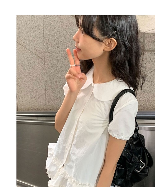 2ly2(トゥーリートゥー)の「ふんわりフリル丸襟ティアードペプラムブラウス(シャツ/ブラウス・レディース・ブラック/ホワイト・FREE)」の7枚目の写真