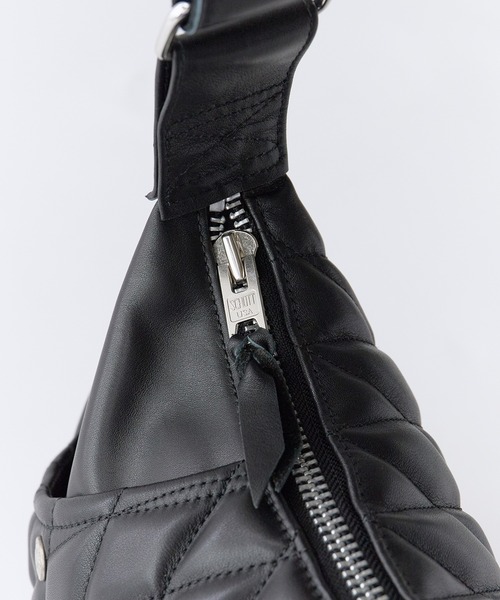 schott(ショット)の「Schott/ショット PADDED BANANA BAG パデッドバナナバッグ ショルダーバッグ 斜めがけバッグ 牛革 本革 レザー ダイヤ キルティング メンズ 2026年 夏 夏服(ショルダーバッグ・メンズ・ブラック・FREE)」の7枚目の写真