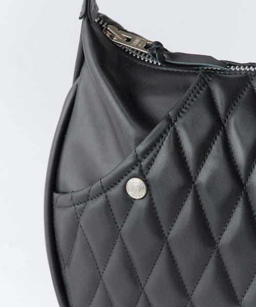 schott(ショット)の「Schott/ショット PADDED BANANA BAG パデッドバナナバッグ ショルダーバッグ 斜めがけバッグ 牛革 本革 レザー ダイヤ キルティング メンズ 2026年 夏 夏服(ショルダーバッグ・メンズ・ブラック・FREE)」の8枚目の写真