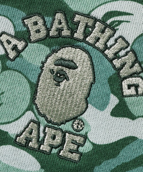 A BATHING APE(アベイシングエイプ)の「BAPE CARD CAMO COLLEGE ONE POINT SWEATSHIRT BAPEC(スウェット・メンズ・ゴールド/グリーン・MEDIUM/XX-LARGE/X-LARGE/SMALL/LARGE)」の5枚目の写真