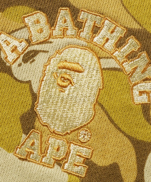A BATHING APE(アベイシングエイプ)の「BAPE CARD CAMO COLLEGE ONE POINT SWEATSHIRT BAPEC(スウェット・メンズ・ゴールド/グリーン・MEDIUM/XX-LARGE/X-LARGE/SMALL/LARGE)」の6枚目の写真