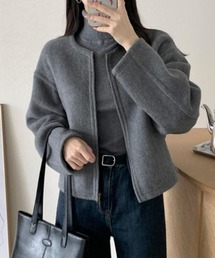 丸首の毛はファスナー付きショート丈コート女