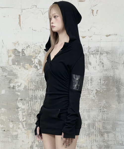 ETRE AU SOMMET(エトレオソメ)の「Hood Layer Shirring Mini One-Piece (Black)(ワンピース・レディース・ブラック・FREE)」の2枚目の写真