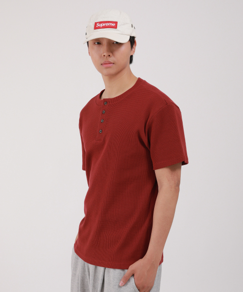 DEVELOVE(デヴローブ)の「ベーシックヘンリーネックワッフル半袖Tシャツ_バーガンディ(Tシャツ/カットソー・メンズ・バーガンディー・LARGE/XX-LARGE/X-LARGE/MEDIUM)」の3枚目の写真