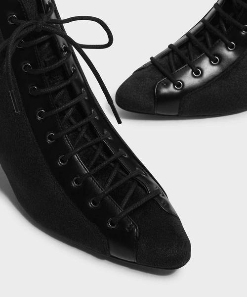 CHARLES & KEITH(チャールズ & キース)の「キトンヒールレースアップブーツ / KITTEN HEEL LACE UP BOOTS(ブーツ・レディース・ブラック/ダークブルー・22.5cm/23cm/23.5cm/24.5cm/25cm)」の9枚目の写真