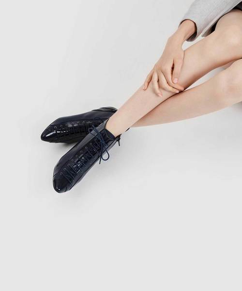 CHARLES & KEITH(チャールズ & キース)の「キトンヒールレースアップブーツ / KITTEN HEEL LACE UP BOOTS(ブーツ・レディース・ブラック/ダークブルー・22.5cm/23cm/23.5cm/24.5cm/25cm)」の8枚目の写真